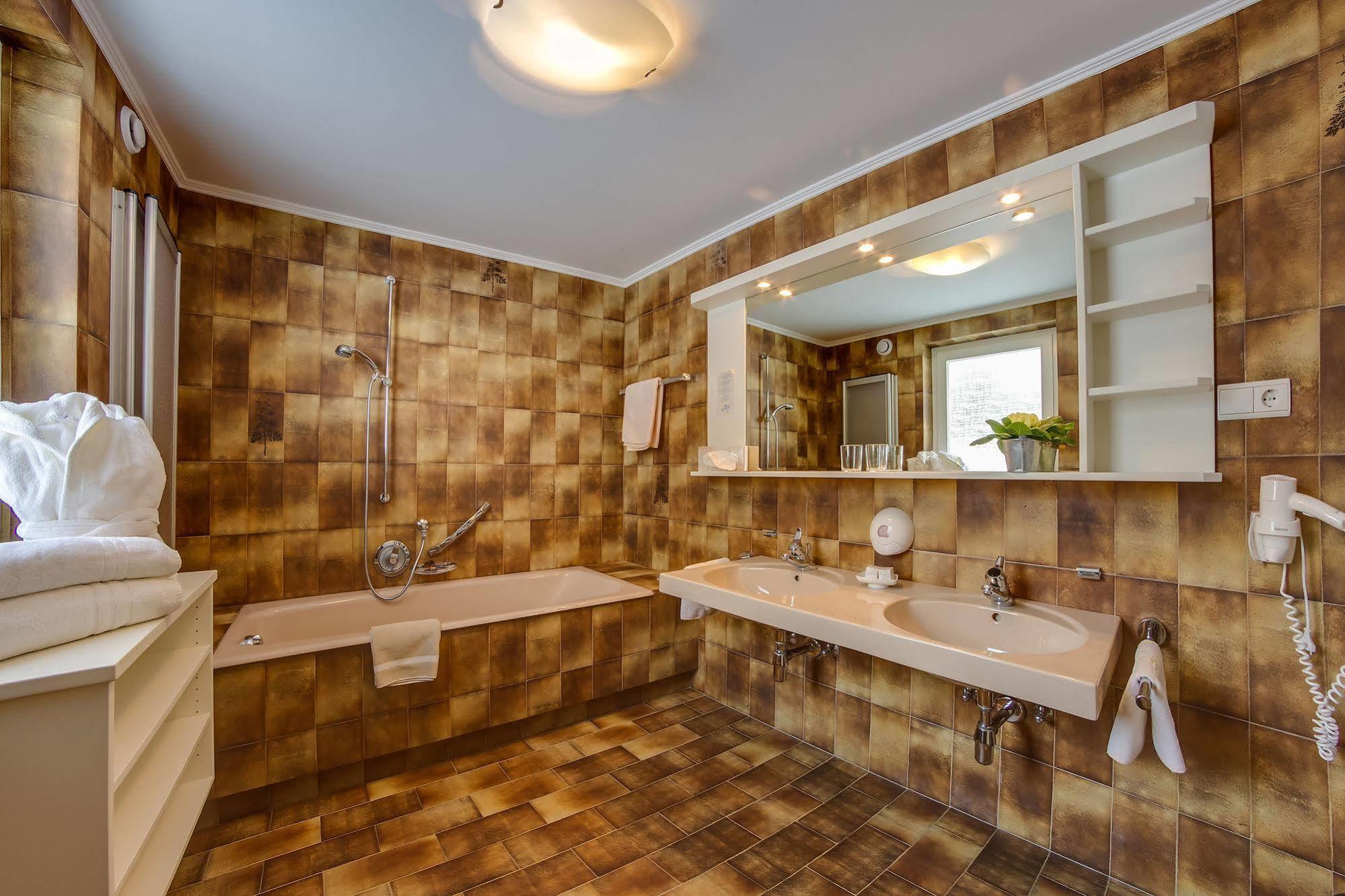 Hotel Berger Superior Рива ди Турес Екстериор снимка