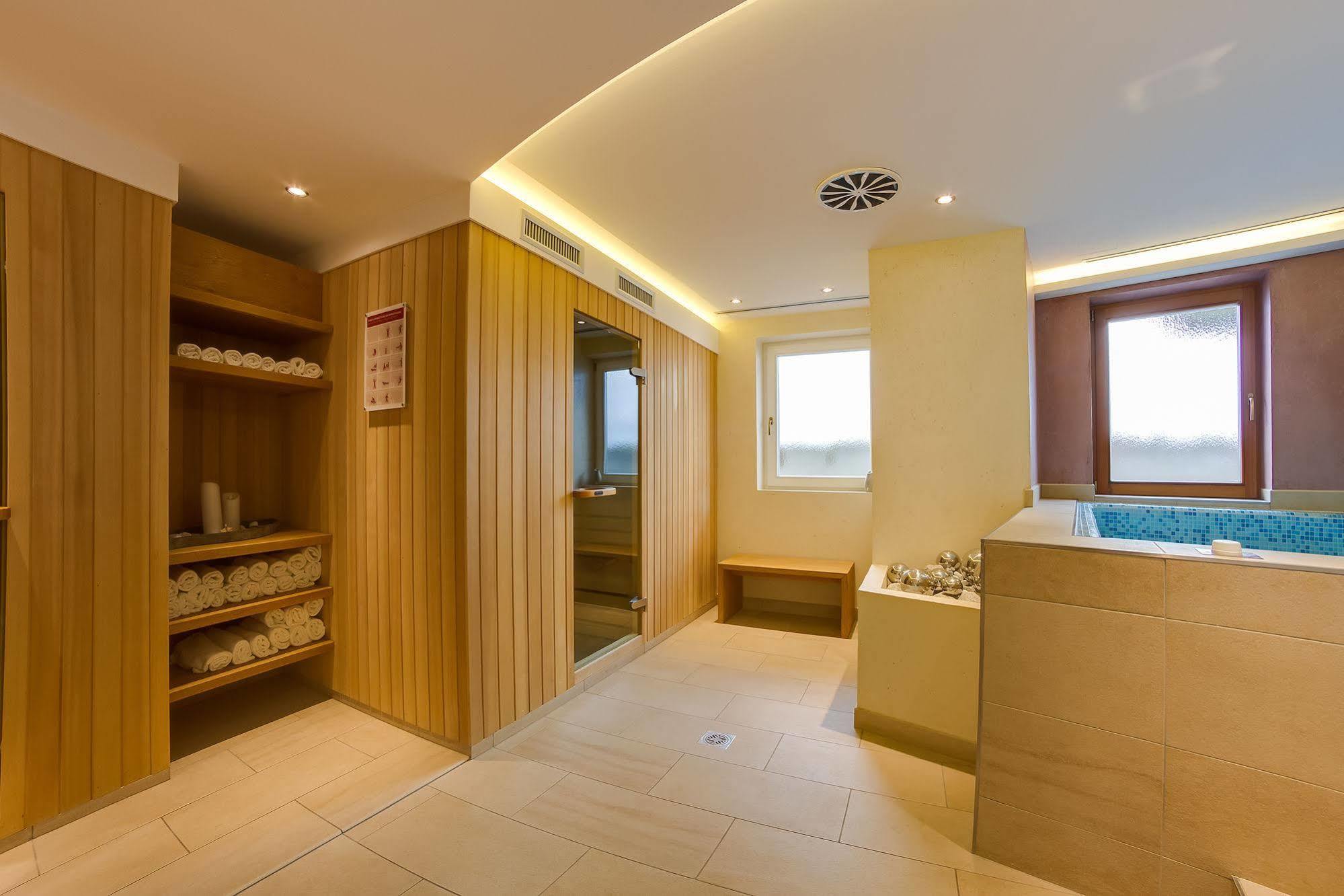 Hotel Berger Superior Рива ди Турес Екстериор снимка